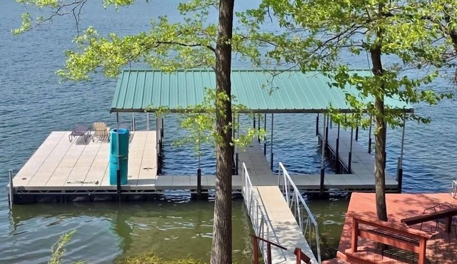 5BR Log Home w/Hot Tub & Dock on Lake of Egypt