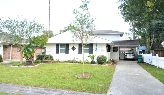 6.4 miles to N.O. Superdome FrenchQuarter 5 BR 2 1/2 BA Sleeps 10 n