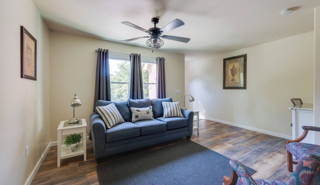 6 Mi to the Summit: Stylish Apt w/Patio Access