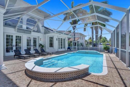 6BR Elegant Hollywood Lakes Mansion with Pool & Spa