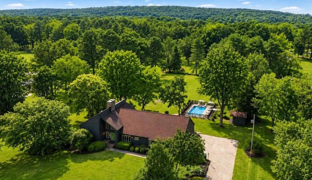 6BR plus 2 acres with Pool, Hot Tub, Basketball, and Soccer Field