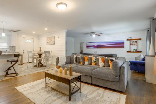 7 Mi to Atlanta Stadium! Spacious Group Retreat