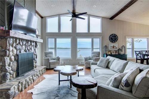 7BR Luxury Waterfront Retreat on Grindstone Lake
