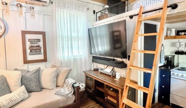 A 1 bedroom pet friendly bungalow- walking distance from the water & Marina.