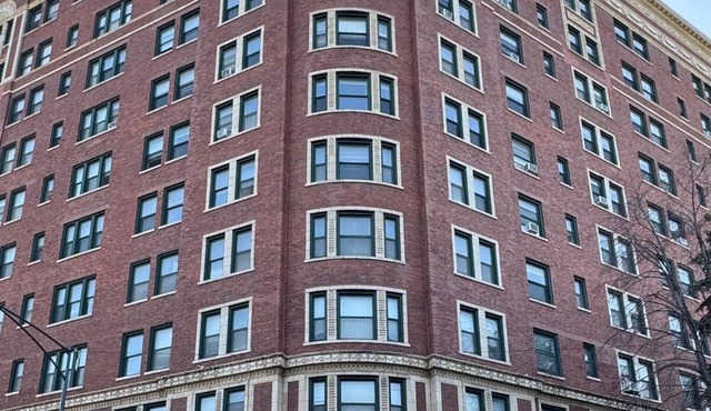A Chic 8th Floor Studio Inside Vintage Style Building With Spectacular Lake View