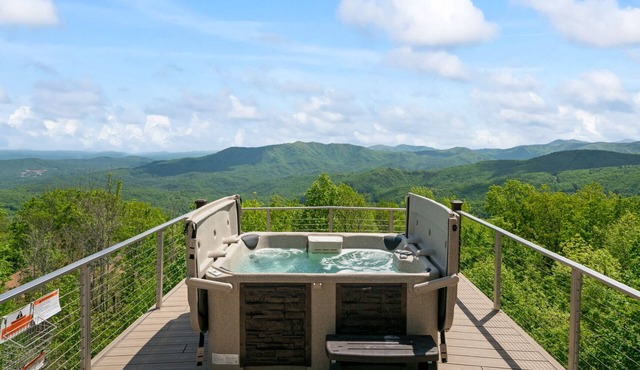 A-frame amazing mtn views, hot tub, game room, BRParkway Burnsvillle & hiking