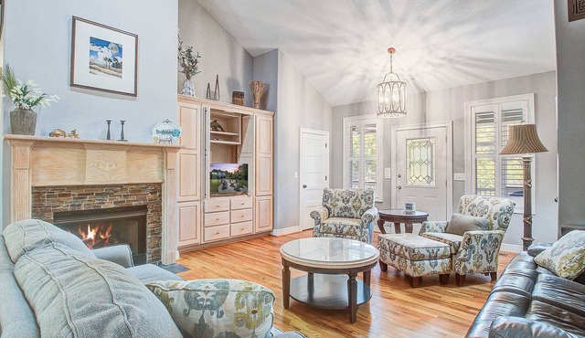 A Quiet Edisto Retreat Tucked Beneath the Live Oaks - dog friendly!