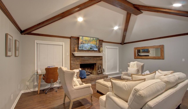 A Quiet Place - Skyline Lux - King Bed - Garage