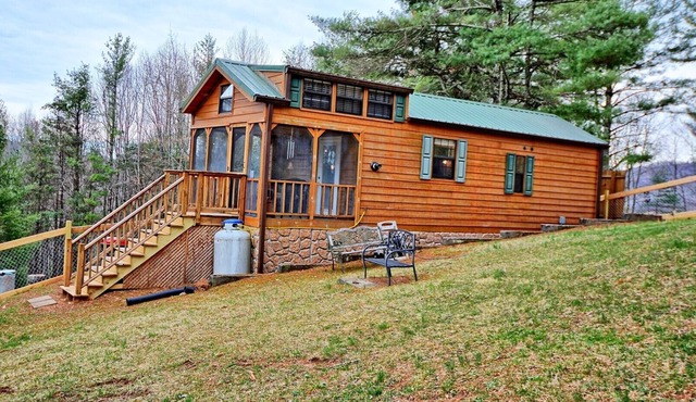 A Serenity Cabin-1 BR Tiny Home, Pet Friendly with Fenced Yard, AC, WIFI