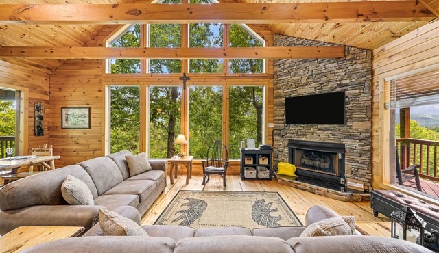 Above the Glades Stunning Views of Mt. LeConte. Minutes to downtown Gatlinburg!