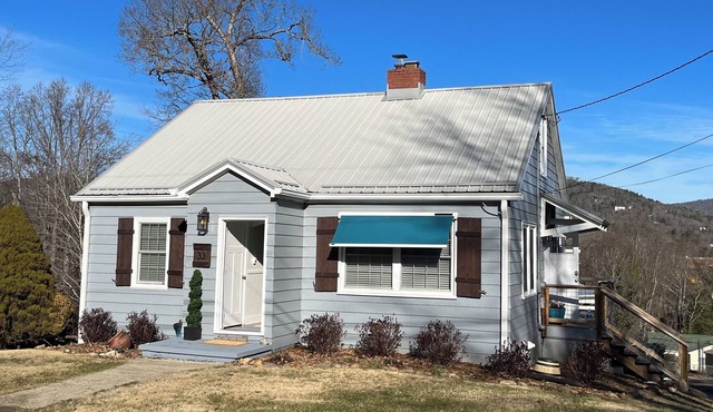 Adorable Cozy Mountain Home. 3-bedroom house in wonderful Woodfin with AC, WiFi.