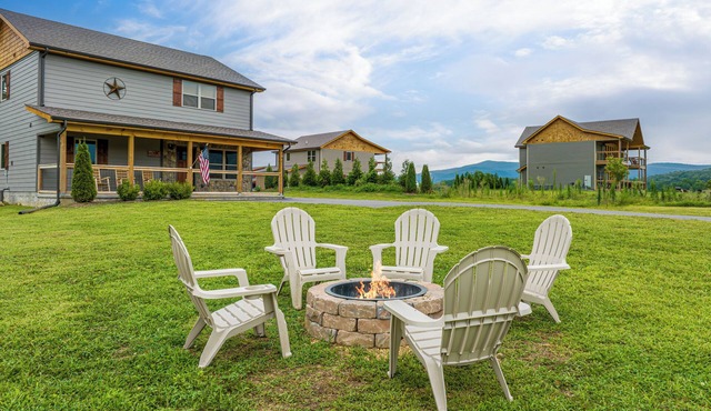 Affordable luxury: mountain views, easy access, hot tub, Wi-Fi & game room fun!