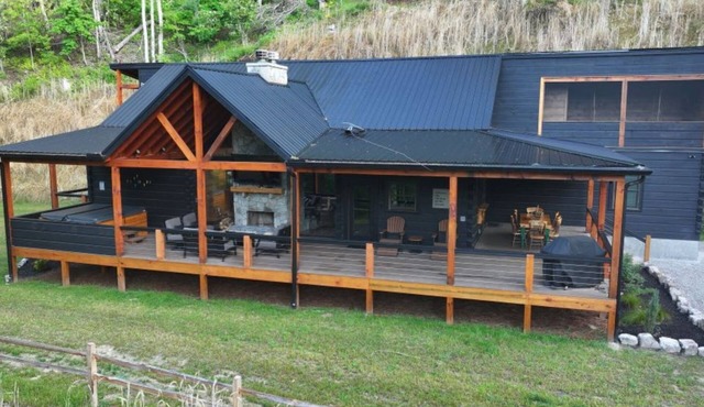 All Decked Out-Pet Friendly, Luxury Log Cabin Rental, High Speed Internet, 4 Decks, Swinging Day Bed, Large Hot Tub-Nantahala NC.