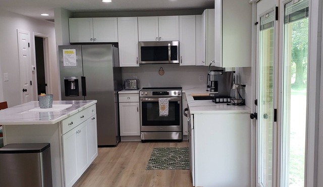 All Newly remodeled- stylish luxury nestled in rural neighborhood - Forest View