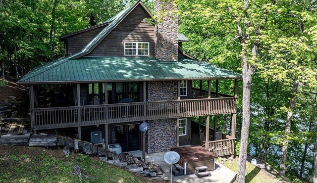 Amazing Lakefront Cabin Perfect for Groups in Topton, North Carolina