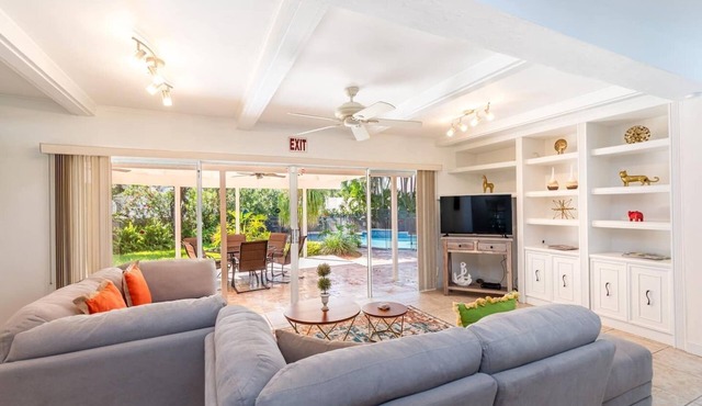 Amazing LUXURY Villa Walk 10min to Hollywood Beach