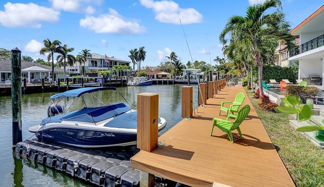 Amazing waterfront 4 BR with Hot tub, Pool and gym