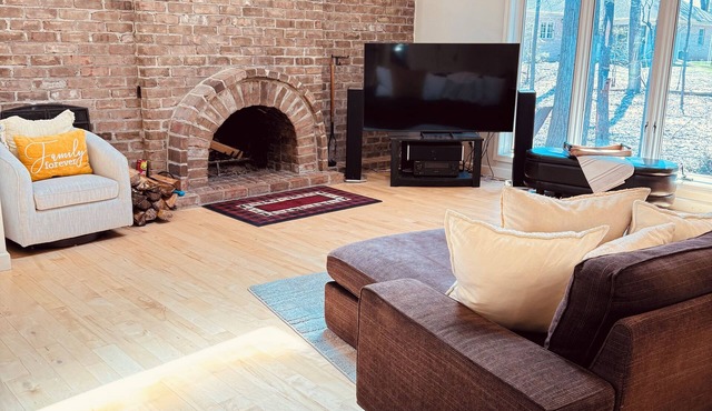 Appleton Wooded Oasis - Massage Hot Tub - Fireplace- Sunroom -6 Star Hospitality