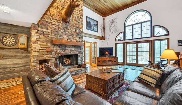 Awesome, 5 bedroom, private Boyne Falls home close to Boyne Mountain.