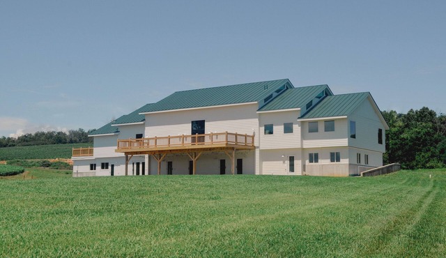 Barnswallow Suite, King Bed, Blue Ridge Barn