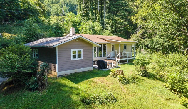 Barnview Cottage~Mtn View & Fire Pit~ Grill, WiFi, Private~3 Mins to Burnsville!