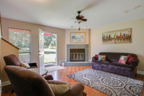 Baton Rouge Townhome w/Pool Access - 7 Mi to LSU!