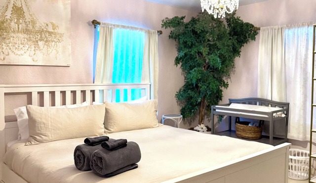 Beach-Glam Abode in Central WPB location, sparkling clean!