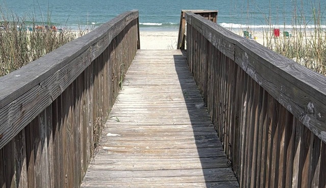 Beach Haven Ground Floor Walk to Beach Pool + Fishing Dock Gated