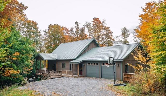 Bear Haven - 562 Black Bear Trail Bear Haven - Secluded Wooded Lot, Fishing Pond, Pet Friendly, Hot Tub, Fire Pit
