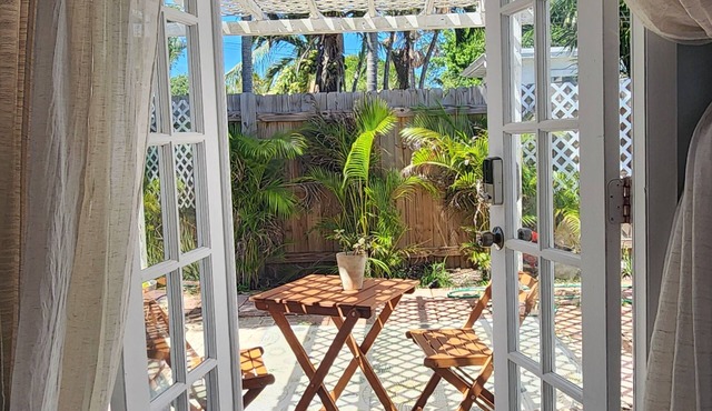 Beautiful 1-bedroom studio in Lake Worth Beach with private entrance and patio