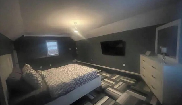 Beautiful 1 bedroom guess house with a pool table
