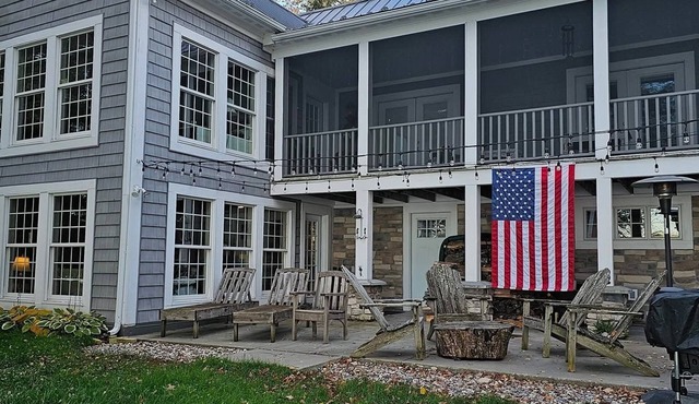 Beautiful 3 bedroom lakehome with dock & raft just off snowmobile and ATV trails