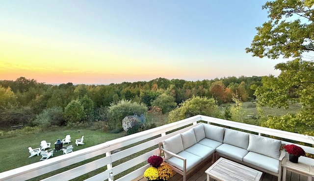 Beautiful 3-bedroom cottage with sunset deck and partial bay view in Sister Bay
