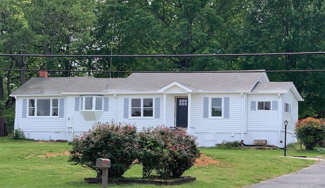 Beautiful and clean 3 bedrooms 2 baths home in Travelers Rest. Welcome! 😄