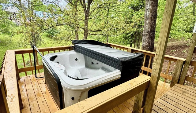 Beautiful and cozy 2bedroom 1bath in Sevierville with Hot Tub
