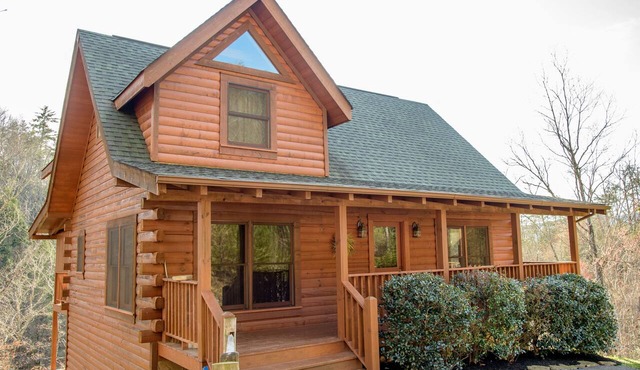 Beautiful Cabin! Hot Tub, Pool Table, Arcade Game! Free Pool, Putt Putt, Fishing