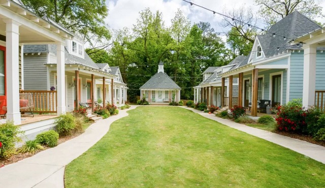 Beautiful Downtown Auburn Cottage In A Quaint Setting!