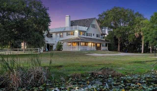 Beautiful farmhouse 2Acres Estate, Hot Tub, Beach, Parks Trails, Bikes, Stadium