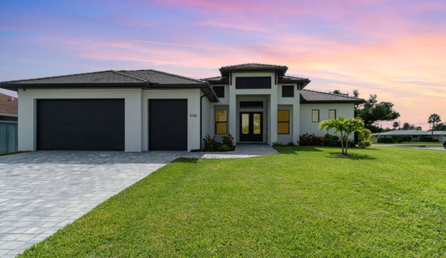 Beautiful, fun home w/3 masters, pool & spa