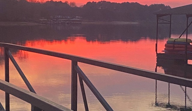 Beautiful Lakefront 4 bedroom home - Dock -Kayaks -Sunsets - Pet Friendly