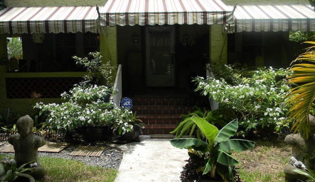 Beautiful & Large Bedroom in B&B in Exquiste Tropical Home- Centrally located