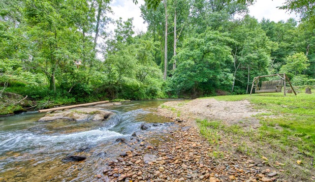 Beautiful mountain home on creek with free WiFi, private washer/dryer, deck, AC