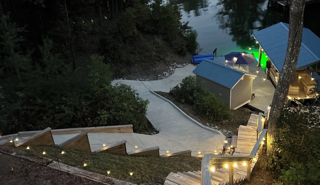 Beautiful Pet friendly waterfront on lake Martin! Welcome to “Driftwood Vista”