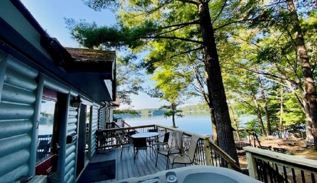 Beautiful Waterfront, Traverse City AC, dog ok, pontoon rentals, outdoor hot tub