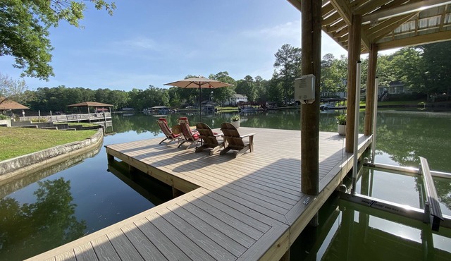 Beautiful Waterfront, big yard & dock on quiet slough