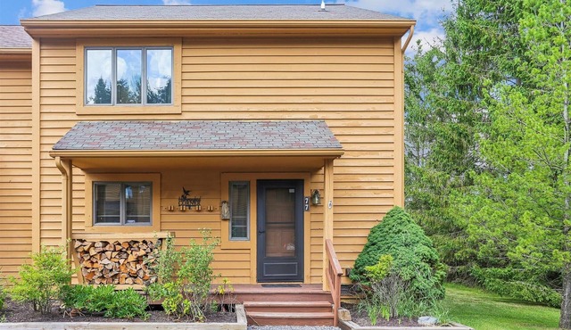 Beautifully redecorated condo offers lots of amenities. Hummingbird Corner!