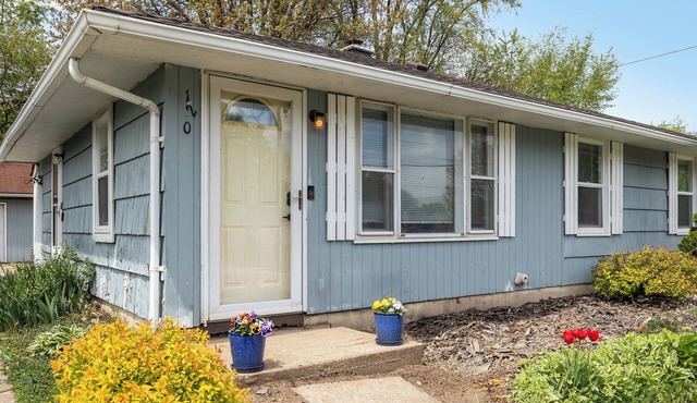 Beautifully remodeled, single-level 2-bedroom home in La Porte—fully furnished with utensils, deck, firepit, off-street parking. Ideal for mid- to long-term stays, just minutes from Hwy 2 and local job sites.