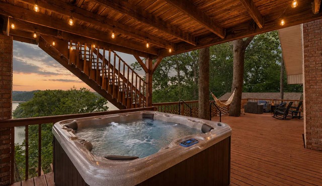 Best Lake View: Lee's Ford Marina, Hot Tub, Sleeps 16