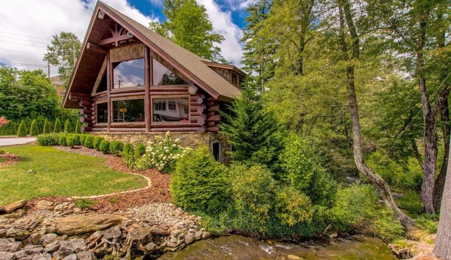 Black Bear Downtown - Magnificent Walk to Town log home bordering Mill Creek just a block from Main Street