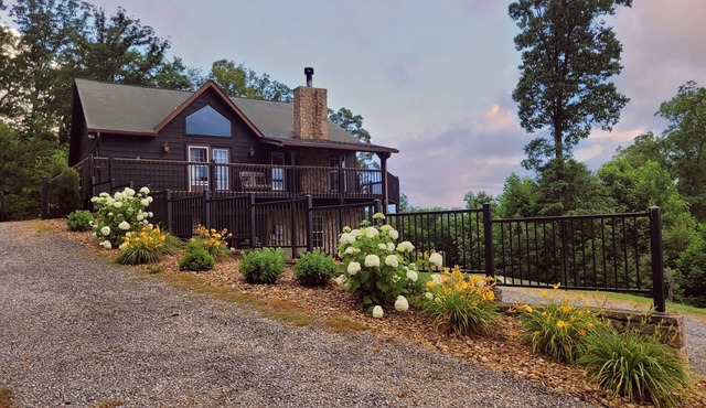 BlackBeary Chalet, Family Friendly Secluded , Firepit, Views